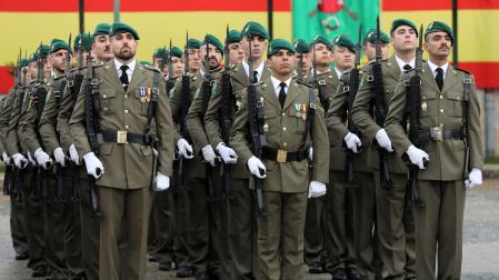Militares de Aizoáin, en el desfile por el Día de la Inmaculada del pasado año