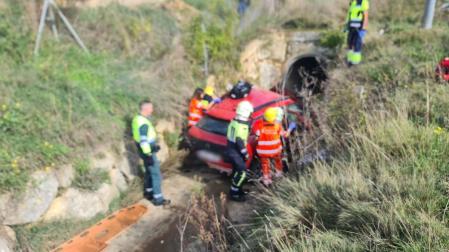 El vehículo accidentado, tras la salida de vía