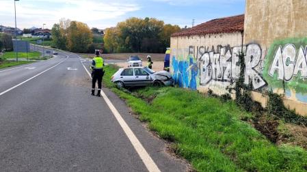 Imagen del estado en el que ha quedado el vehículo tras salirse de la vía y chocar contra un muro