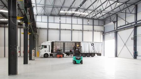 Imagen de archivo de un camión de la empresa AGR Transportes en una nave