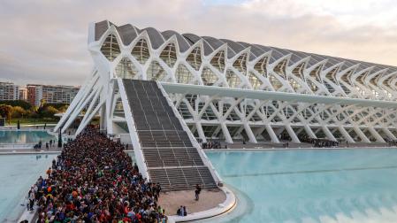 Cientos de voluntarios en la Ciudad de las Artes y las Ciencias, a 2 de noviembre de 2024, en Valencia, Comunidad Valenciana (España)