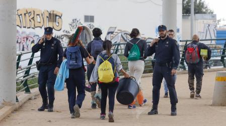 Efectivos de la Policía Nacional controlan el acceso de voluntarios a la pasarela que lleva hasta La Torre, este domingo
