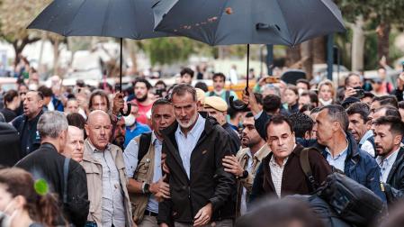 Momentos de tensión en la visita de los reyes, Sánchez y Mazón a Paiporta, considerada 'zona cero' de la DANA.