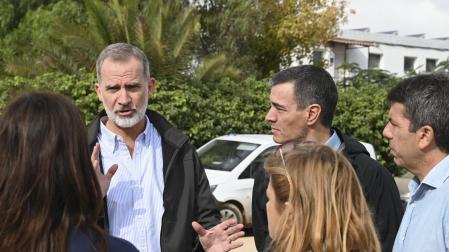Felipe VI, Pedro Sánchez y Carlos Mazón, antes de que comenzaran los incidentes