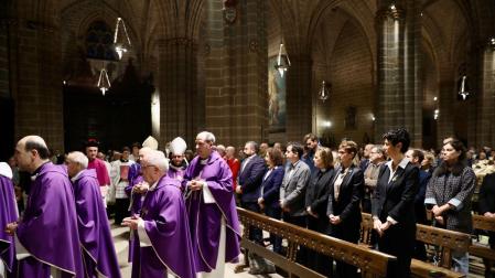 Fotos de la eucaristía por las víctimas de la DANA en la Catedral de Pamplona.