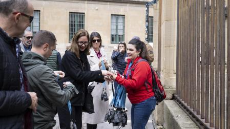 Aitziber Guembe, guía de TripNavarra, recoge las audio guías el pasado fin de semana
