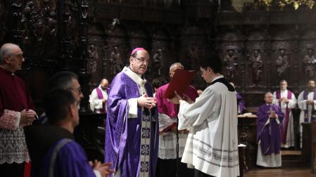 Fotos de la eucaristía por las víctimas de la DANA en la Catedral de Pamplona.