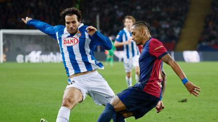 El atacante del FC Barcelona Raphinha (d), en acción durante el partido de LaLiga que enfrenta al FC Barcelona contra el Espanyol
