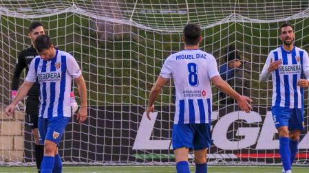 Rúper, Mikel Santamaría y Miguel Díaz, de espaldas, tras el gol del Eibar B