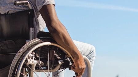 Una persona con discapacidad en silla de ruedas