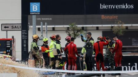 Bomberos y policía Nacional continúan en los trabajos de achique y búsqueda en el parking de Bonaire en Aldaia