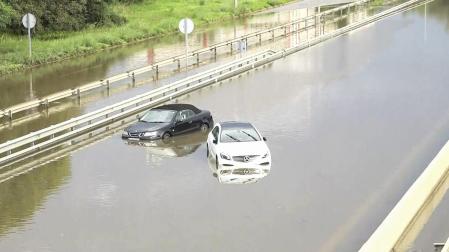 Carretera C-32, entre Castelldefels y Sant Boi, donde varios vehículos han quedado bloqueados por el agua /