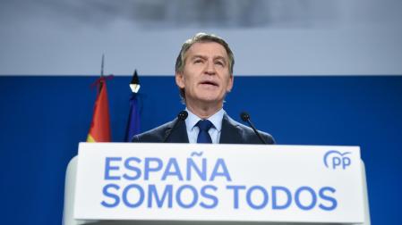 El presidente del Partido Popular, Alberto Núñez Feijóo, durante su comparecencia de este lunes