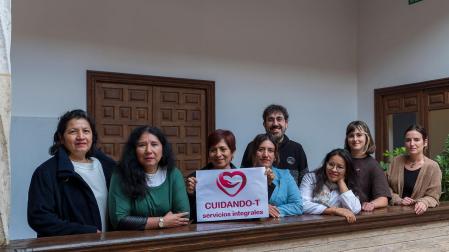 Desde la izda., Aura Macas, María Gómez, Esperanza Vidal, Rocío Zari, Arkaitz Almortza, Carmen Almeida, Amaya Prieto e Itziar Lezáun en la casa de cultura durante la presentación de Cuidando-T.