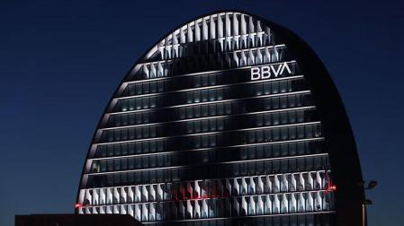 Imagen de las oficinas del BBVA con un crespón negro.
