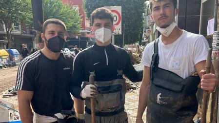 Desde la izda.: los amigos Jesus Cárcel Sanz, Pablo Cruz Zueco e Iñigo Beraza Gota, el joven navarro