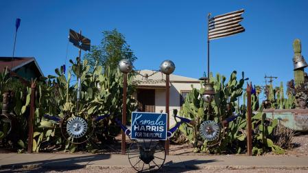 Una vivienda de Phoenix decorada con publicidad a favor de Kamala Harris