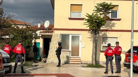 Agentes de la Policía Foral entran al domicilio de la Txantrea