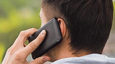 Una persona habla por teléfono