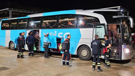Miembros de Bomberos de Navarra a punto de subir al autobús de Conda rumbo a Valencia
