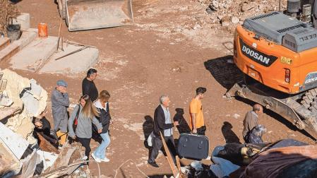 Vecinos y servicios de emergencia en las Ramblas de Letur, donde se hallaron ayer más restos humanos