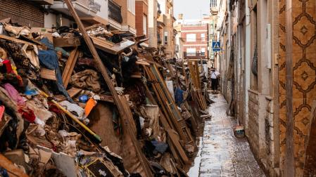 Escombros y basura acumulados en la calle, a 5 de noviembre de 2024, en Catarroja, Valencia