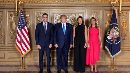 Imagen de archivo de Pedro Sánchez (i), y su esposa, Begoña Gómez (d), durante la recepción ofrecida por el presidente de EEUU, Donald Trump (2i), y la Primera Dama, Melania Trump (2d)