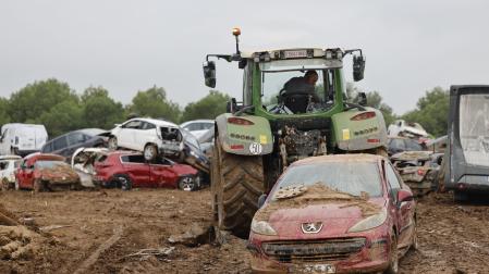 Un tractor trabaja en un desguace improvisado en un descampado de Paiporta (Valencia), este miércoles