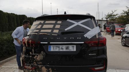 Vista de uno de los coches de la comitiva de autoridades dañados en la visita a Paiporta