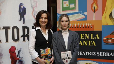 Las escritoras Paloma Sánchez-Garnica y Beatriz Serrano posan durante la presentación de sus respectivas obras Victoria' y 'Fuego en la garganta', ganadora y finalista del Premio Planeta 2024, este miércoles en Madrid