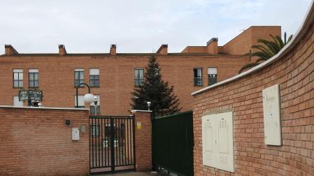 Acceso a la residencia de ancianos de Lodosa.