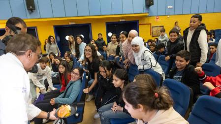 El chef Ricardo Gil Gil muestra a los alumnos del IES Benjamín de Tudela uno de los almuerzos saludables que preparó ayer en el centro.