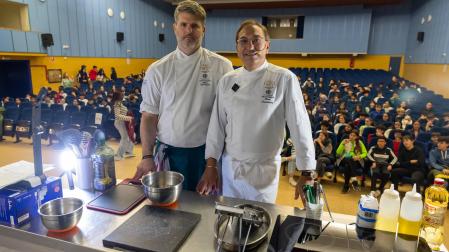 De izquierda a derecha: Pablo Prat García y Ricardo Gil Gil, antes de iniciar su ‘showcooking’.
