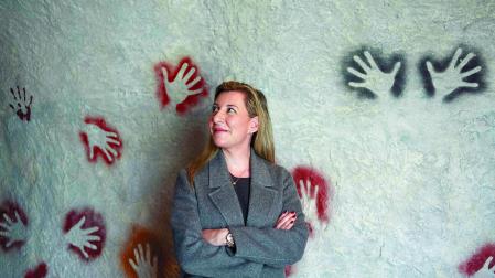 Eva García Sáenz de Urturi, en el Museo de Prehistoria y Arqueología (Mupac) de Cantabria, donde transcurre parte de la trama, ante la instalación Tu mano, tu compromiso'