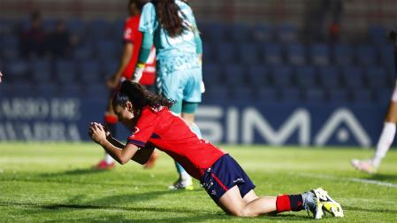 Ainhoa Guallar se lamenta tras fallar una ocasión contra el Levante Badalona /