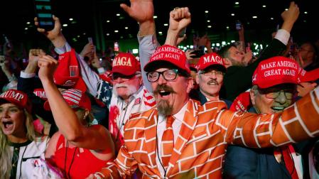 Seguidores de Donald Trump celebran la victoria del expresidente durante la noche electoral, uno de ellos viste un traje alusivo al muro que empezó a construir en la frontera.
