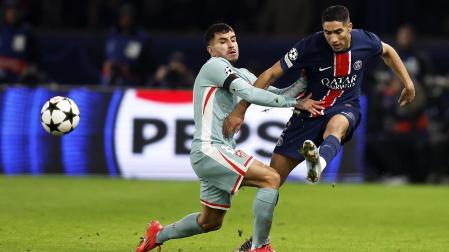 Ángel Correa, autor del gol del triiunfo colchonero, presiona al marroquí del PSG Achraf Hakimi /