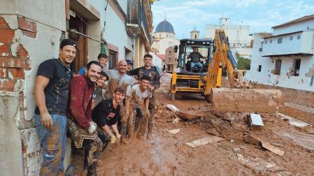 Un primer ‘batallón’ sin militares, sin servicios de emergencias, y compuesto por vecinos en los trabajos para rescatar una de las viviendas