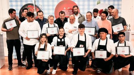Foto de familia de los cocineros participantes con jurado y autoridades /