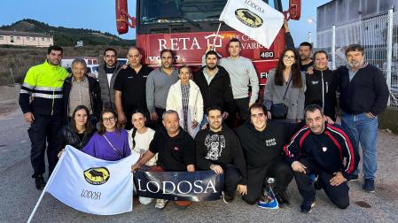 Foto de familia del grupo de personas que han colaborado en la organización de la recogida y que viajarán a Chiva /