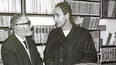 Jorge Oteiza (izquierda) y Eduardo Chillida, en la librería Ramos de San Sebastián, en los años 60.