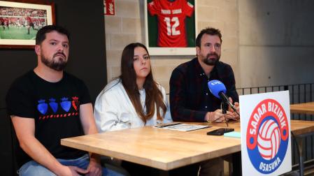 Iosu Garde, Oihane Agirregoikoa y Miguel Azcona, de Sadar Bizirik, en la rueda de prensa de ayer.	j.c. cordovilla