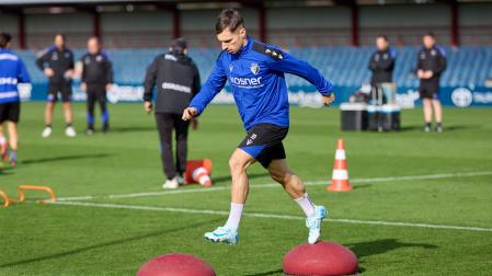 Bryan Zaragoza, en uno de los ejercicios del entrenamiento de ayer.	j.p. urdíroz
