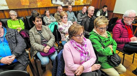 La junta directiva de la Asociación de Jubilados Ega estuvo presente en la sesión plenaria.