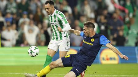 Momento en el que el disparo de Juanmi toca en el defensa del Celje, se envenena y termina en el 2-1 definitivo /