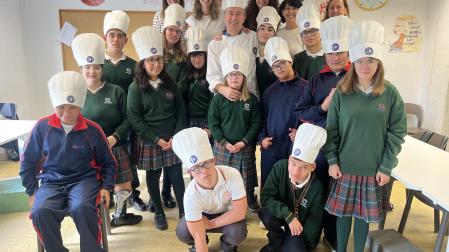 Los alumnos del ciclo de Formación Profesional Especial de Auxiliar en Alojamiento y Lavandería de Jesuitinas junto a sus profesoras y el chef del Alhambra Javier Díaz.
