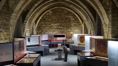 Vista de la exposición, en la Sala protogótica del Archivo de Navarra