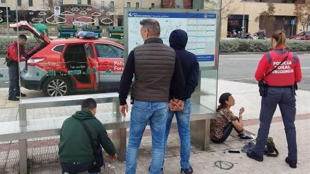Momento en que agentes de la Policía Foral arrestan a un hombre en Sarriguren por una requisitoria judicial