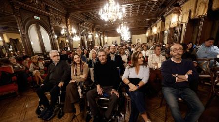 El exportero de fútbol Juan Carlos Unzué (c), diagnosticado hace años de ELA, durante el acto celebrado este jueves en el Nuevo Casino Principal en Pamplona
