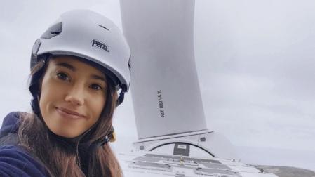 Laura Urrutia, en lo alto de un aerogenerador del parque eólico Atacama de Chile